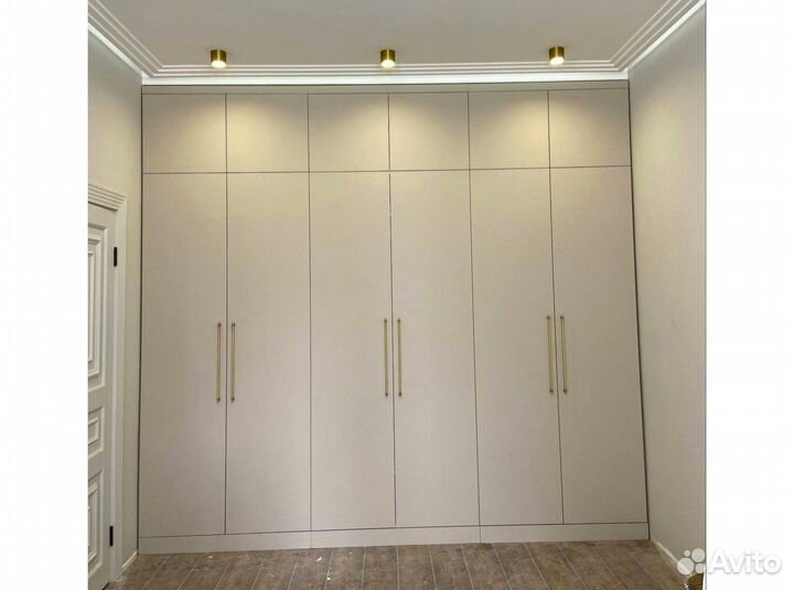 Зеркальный шкаф