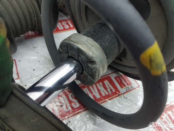 Стойка подвески передняя левая Toyota Noah ZRR70W