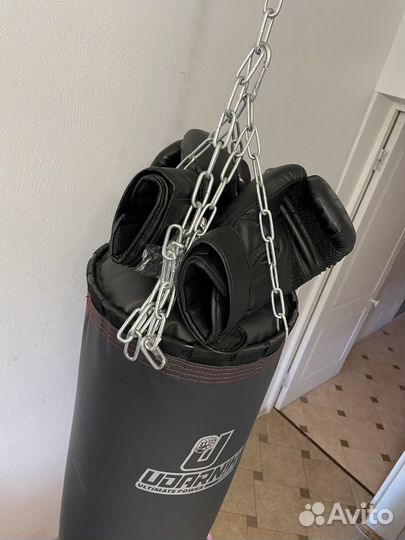 Боксерская груша и перчатки
