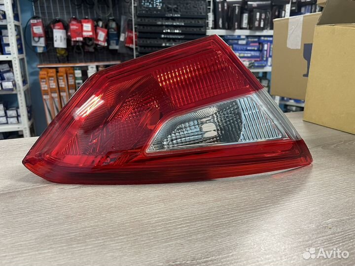 Фонарь крышки багажника,правый Ford Focus 3