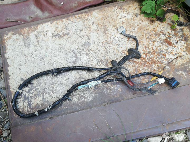 Дверь Nissan Cube