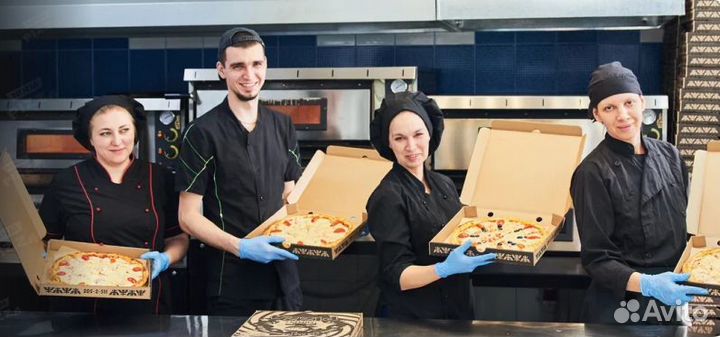 Работник производства пиццы