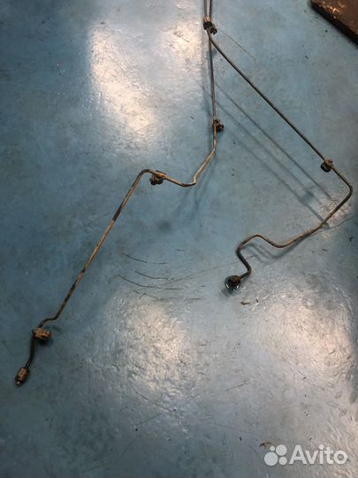 Тормозные трубки под днищем Ford Mondeo 4