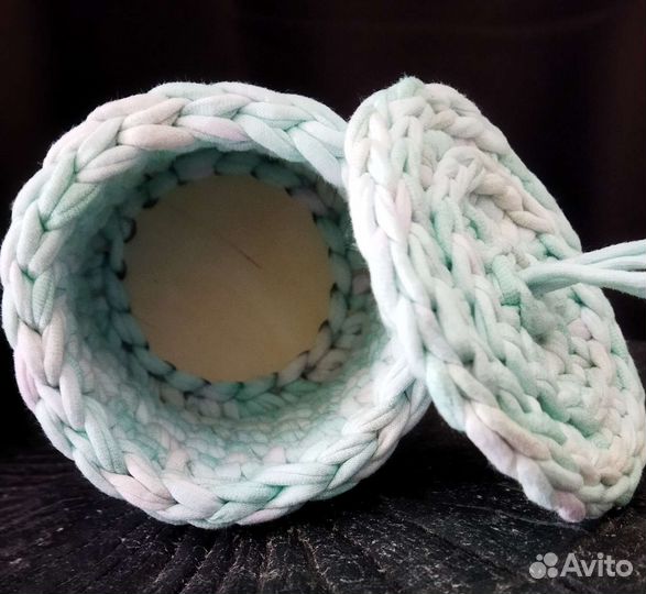 Вязанная корзинка из трикотажной пряжи