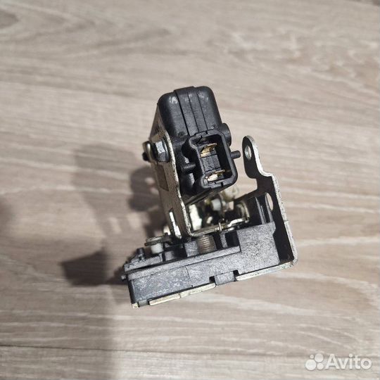 Замок двери задний правый Renault Sandero 1