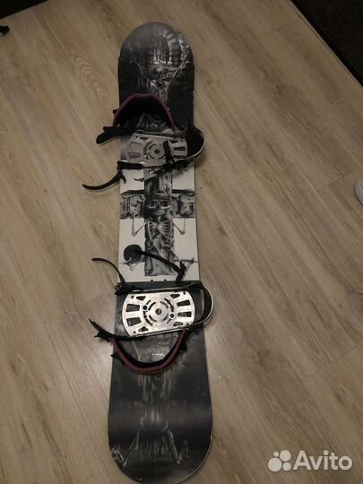 Сноуборд с ботинками и креплением