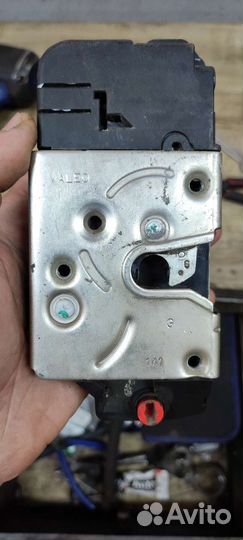 Замок задней левой двери лада калина