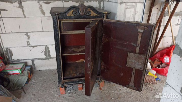 Сейф старинный