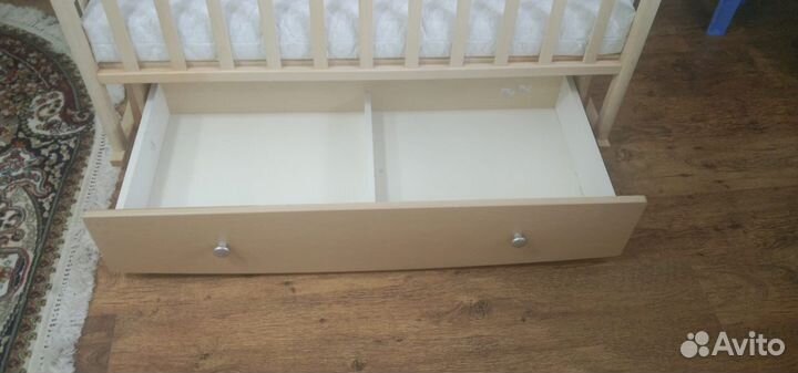 Детская кроватка с маятником