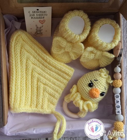 Беби - бокс: шапочка, пинетки, погремушка