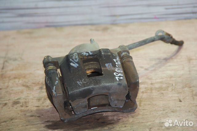 Суппорт перед лево c Toyota Funcargo NCP20 2NZ-FE