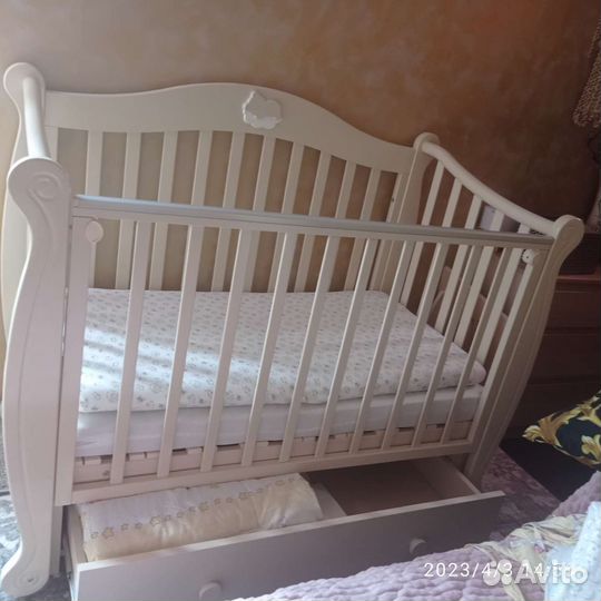 Детская кроватка с продольным маятником