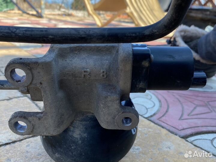 Lexus Lx570 Цилиндр гидроподвески R