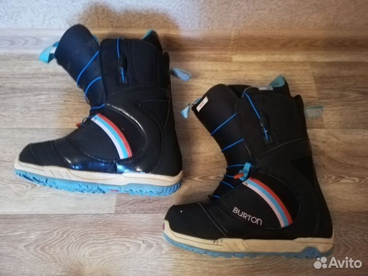 Сноуборд с креплениями и ботинки