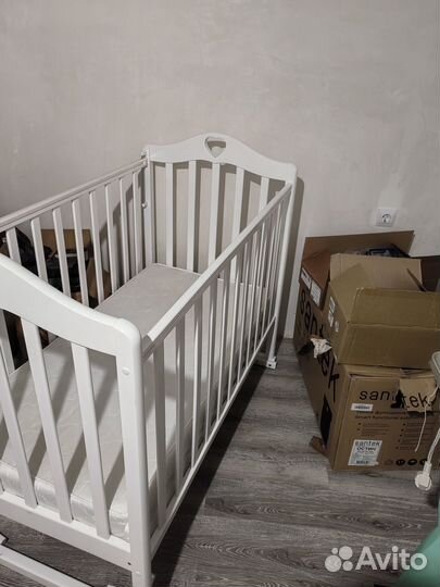 Детская кроватка с маятником белая