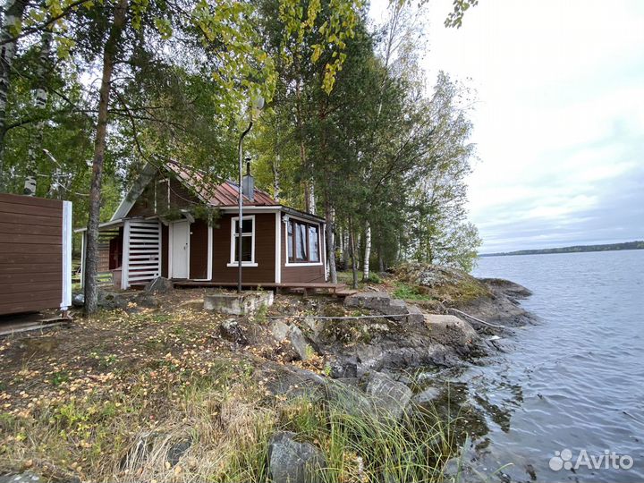 Отдых в домиках на берегу озера в Карелии