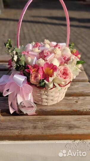 Корзина с клубничкой и живыми цветами