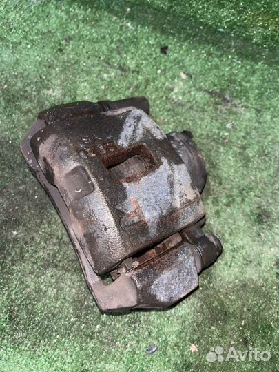 Суппорт тормозной передний правый Mazda Familia