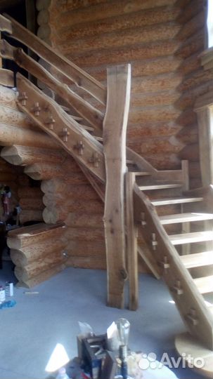 Деревянная лестница по бетону