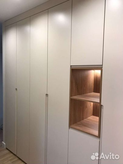 Встроенная прихожая с крашенными фасадами