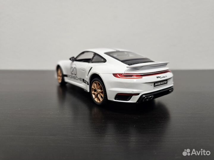 Модель машины Porsche 911 Turbo S белая