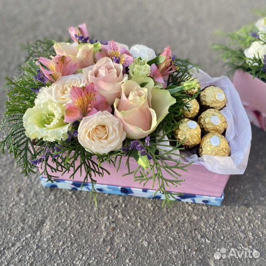 Коробка с конфетами, цветы в коробке