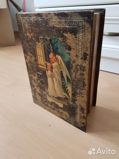 Шкатулка в виде книги новая