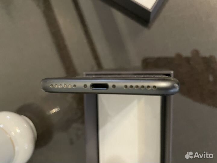 iPhone 8, 64 ГБ