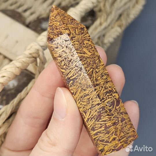 Статуэтка в форме кристалла из змеиной яшмы