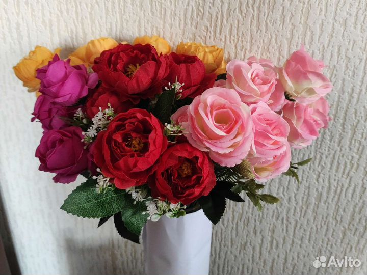 Искусственные пионы и тюльпаны