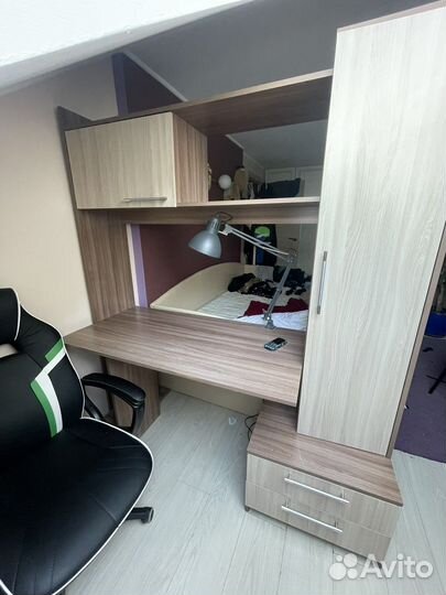 Письменный стол с полками