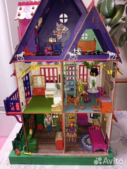 Кукольный домик с мебелью и игрушками