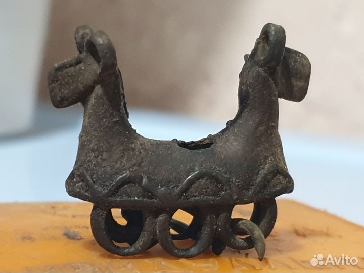 Зооморфная двухголовая курочка Финно-угоры