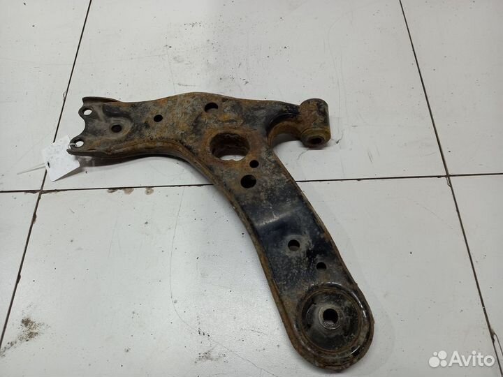 Toyota Avensis (T270) lll рычаг передний правый