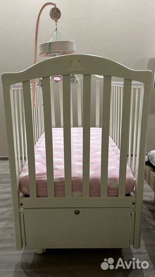 Детская кроватка с продольным маятником