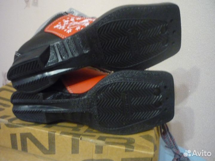 Лыжные ботинки р.31 б/у и р.32 новые,защита ролико