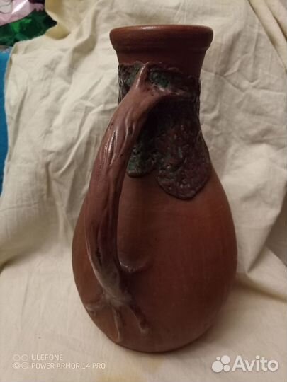 Глиняная ваза в форме кувшина с деревом
