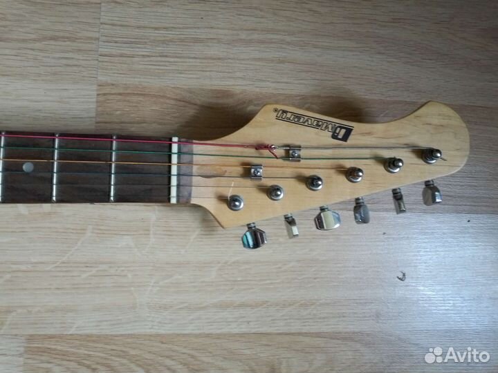 Электрогитара леворукая