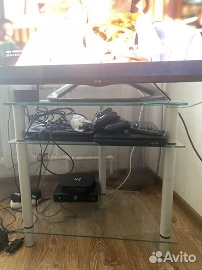 Стеклянная тумба под тв