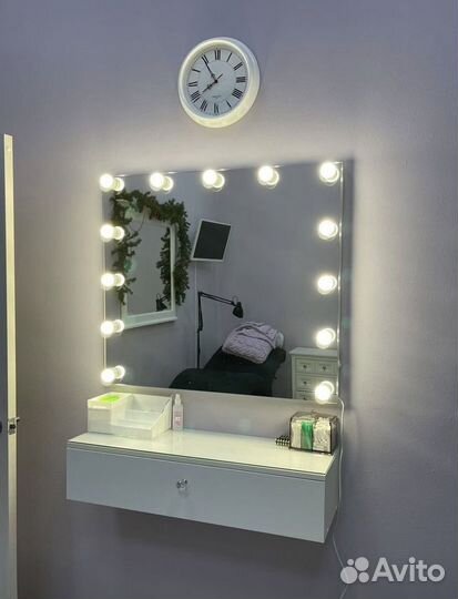 Гримерное зеркало с консолью