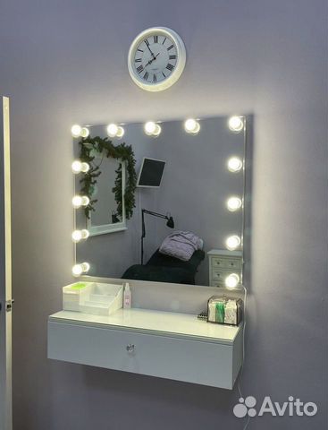 Гримерное зеркало с консолью