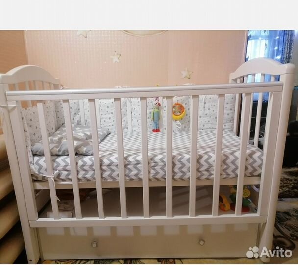 Детская кроватка с продольным маятником