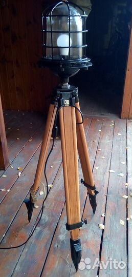 Светильник лофт на штативе