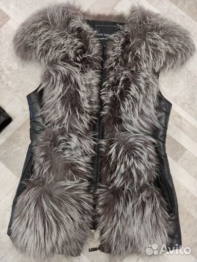 Жилет из натуральной кожи с мехом чернобурки