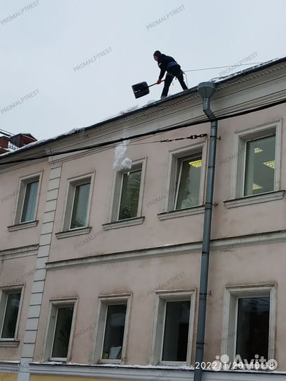 Очистка кровли от снега, уборка крыш, альпинисты