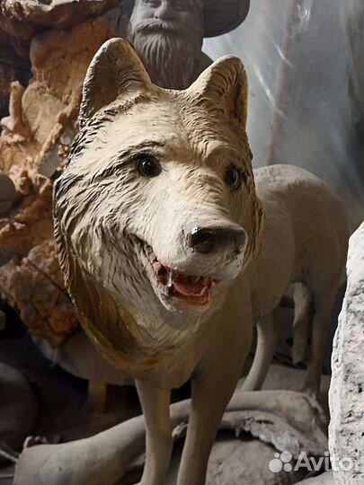 Скульптуры волк и волчица