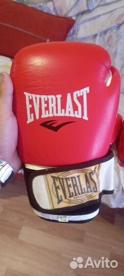 Боксерские перчатки 2 пары и шлем 2 пары