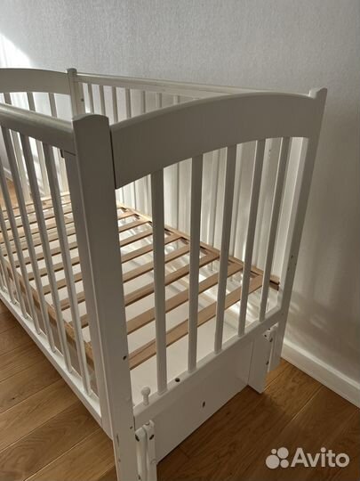 Детская кроватка с продольным маятником