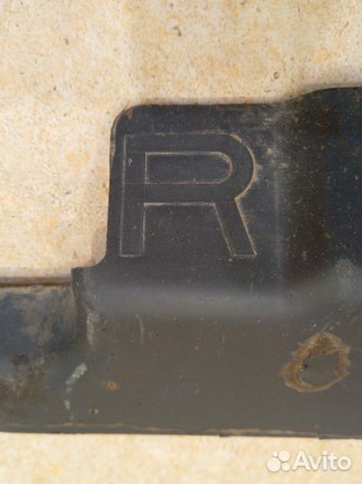 Правый отбойник бензобака 74814JD 00A