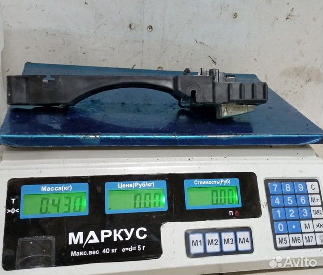 Кронштейн дверной ручки правой задней